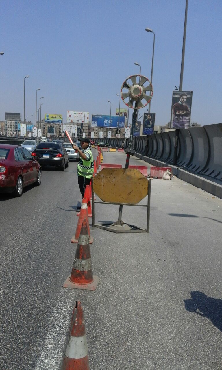 رجال المرور اثناء تيسير حركة السير أعلى الكوبرى