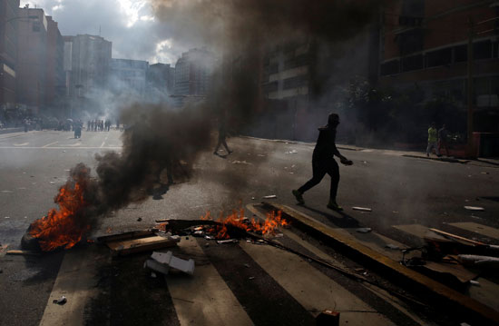 اشعال النيران فى أحد شوارع فنزويلا