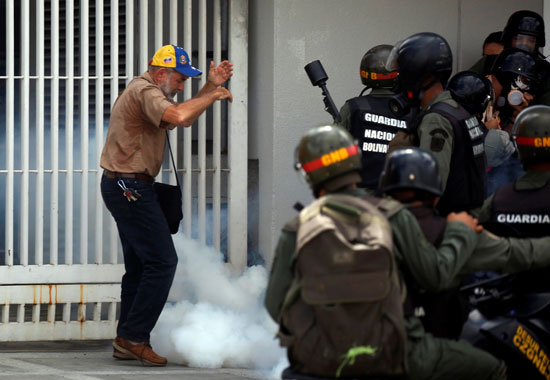 قوات الشرطة الفنزويلية تطارد المحتجين