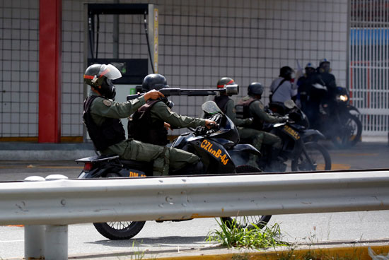 الشرطة الفنزويلية تطارد المحتجين وتفرقهم