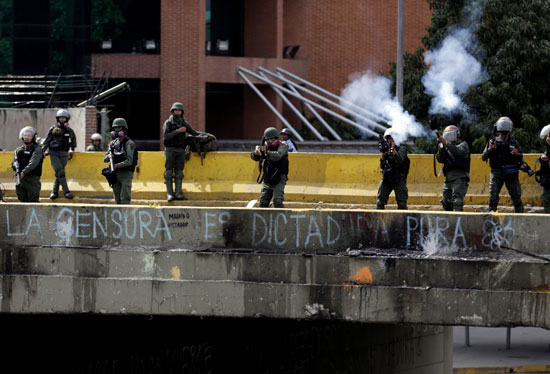 الشرطة الفنزويلية تطلق الغاز والمسيل للدموع على المحتجين