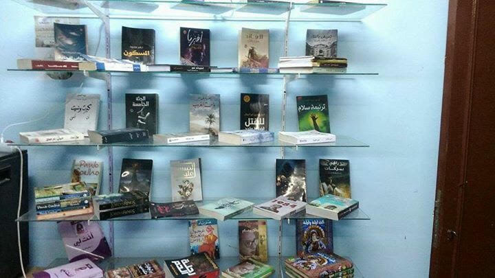 بعض الكتب المتاحة بالمكتبة