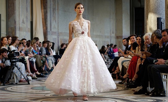 فستان زفاف من مجموعة أزياء جيامباتيستا فالى 