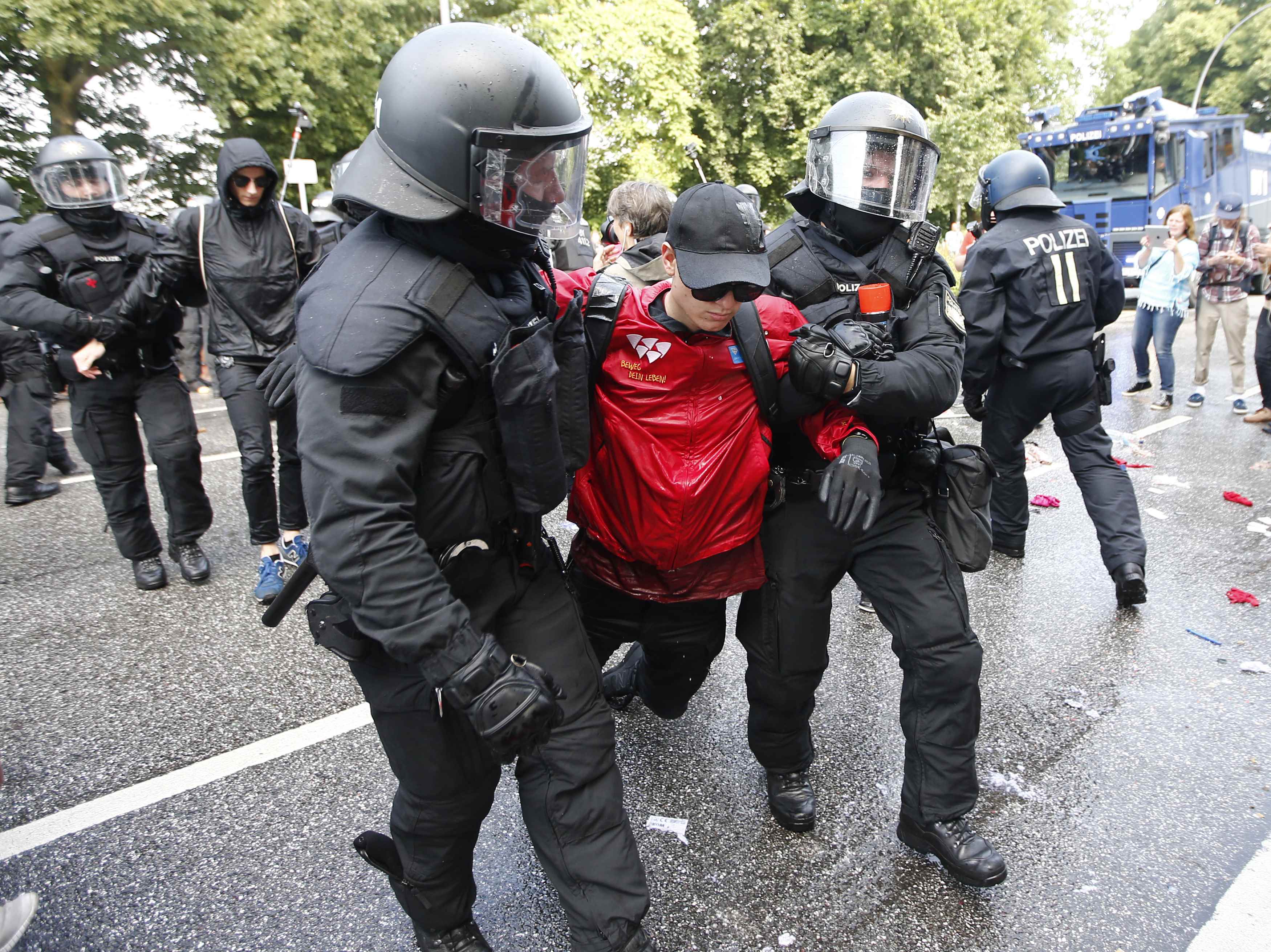 الشرطة الألمانية تعتقل أحد المتظاهرين