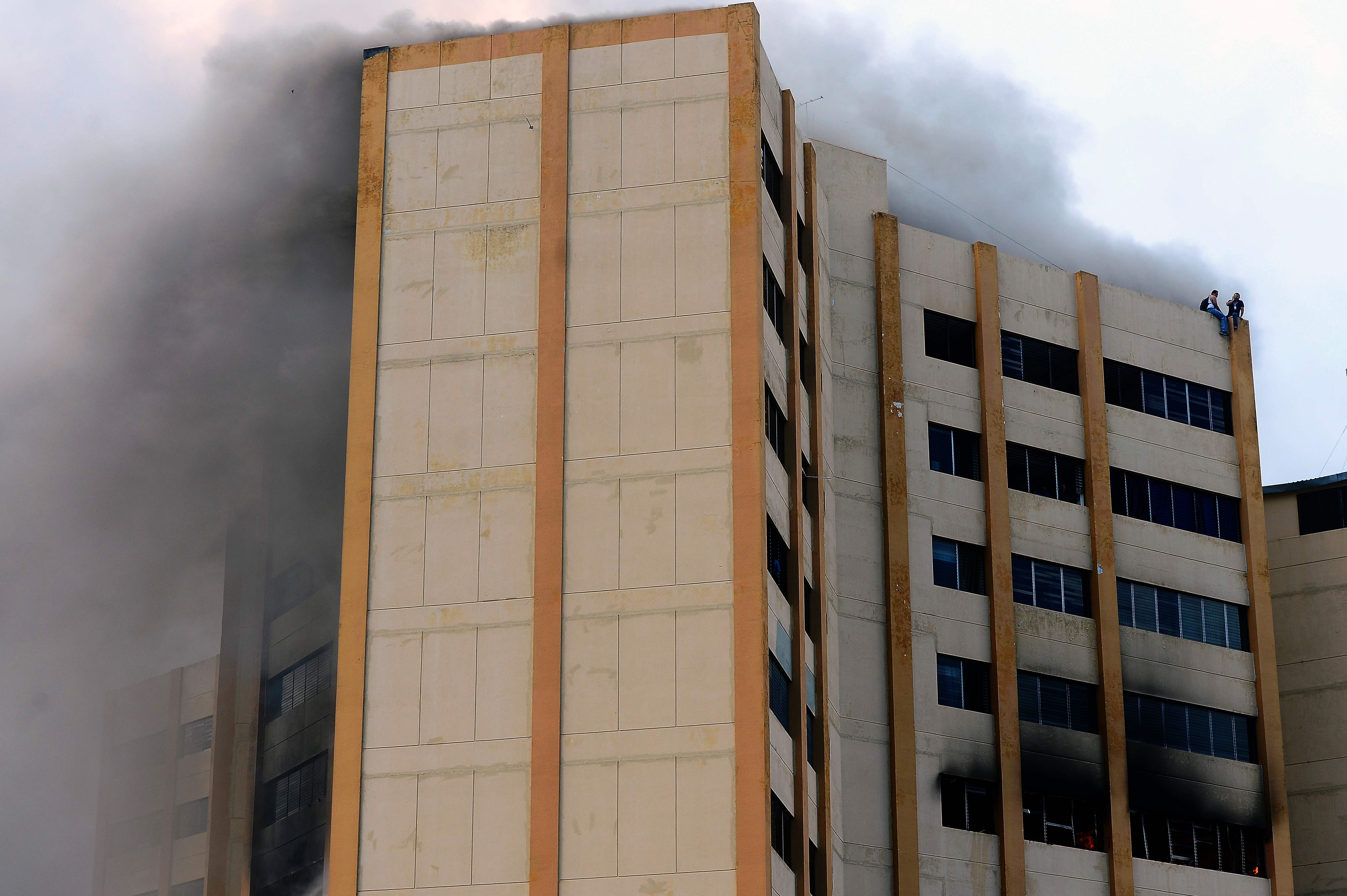 الأدخنة تتصاعد من مبنى وزارة المالية بالسلفادور