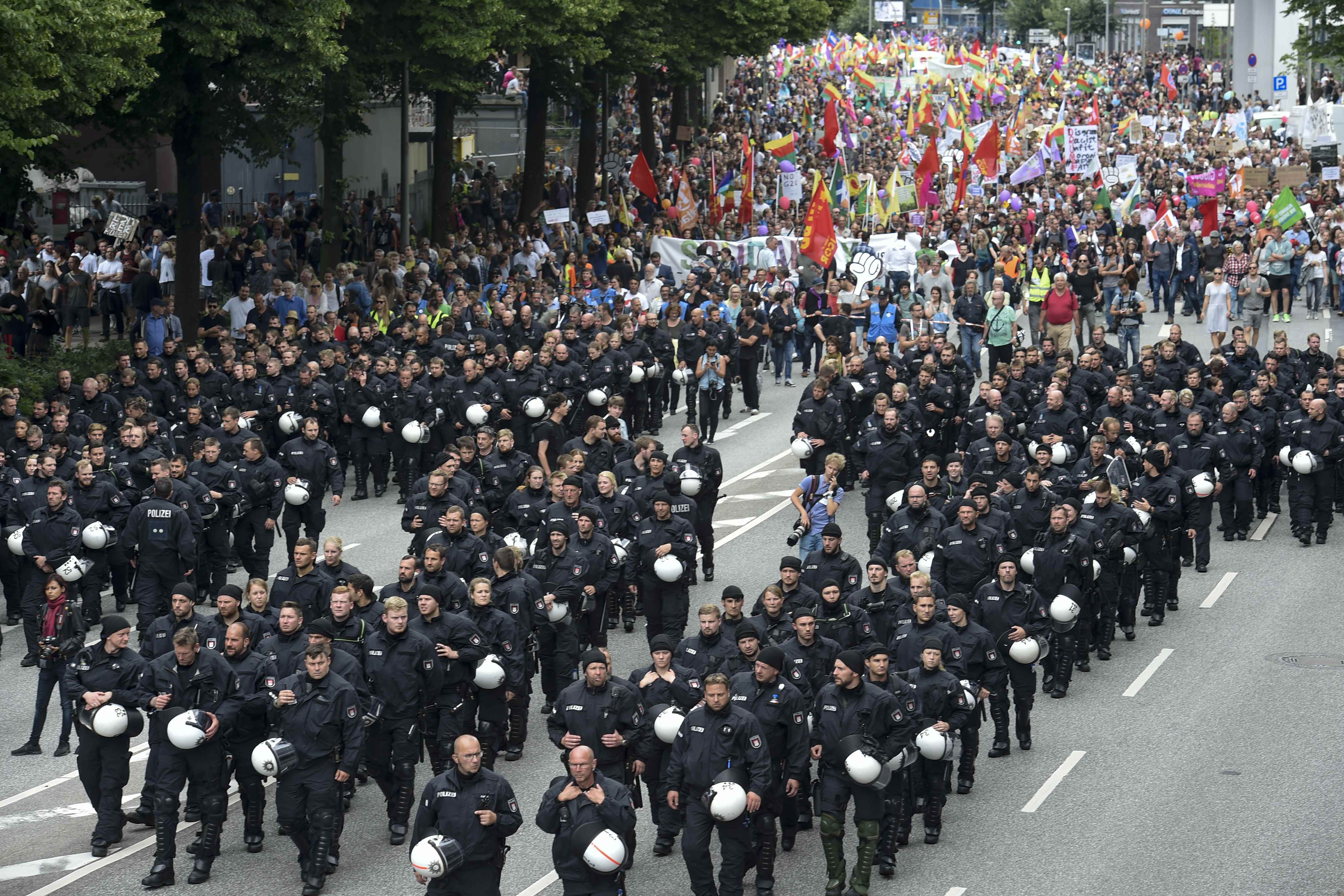 احتشاد قوات الشرطة الألمانية لتأمين مظاهرات للتنديد بالإرهاب