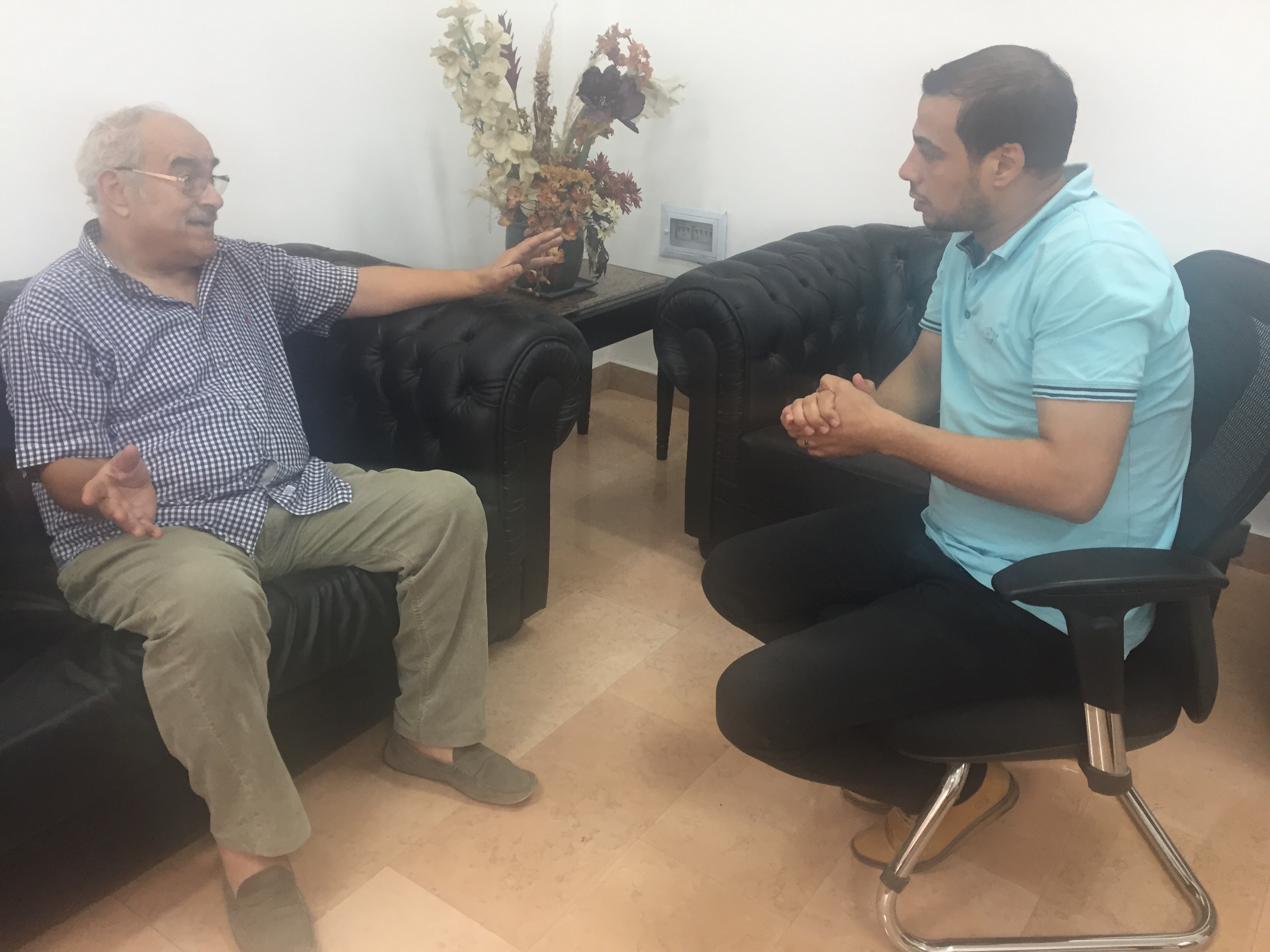 الزميل أحمد أبو حجر أثناء حواره مع عضو مجلس اللوردات البريطانى