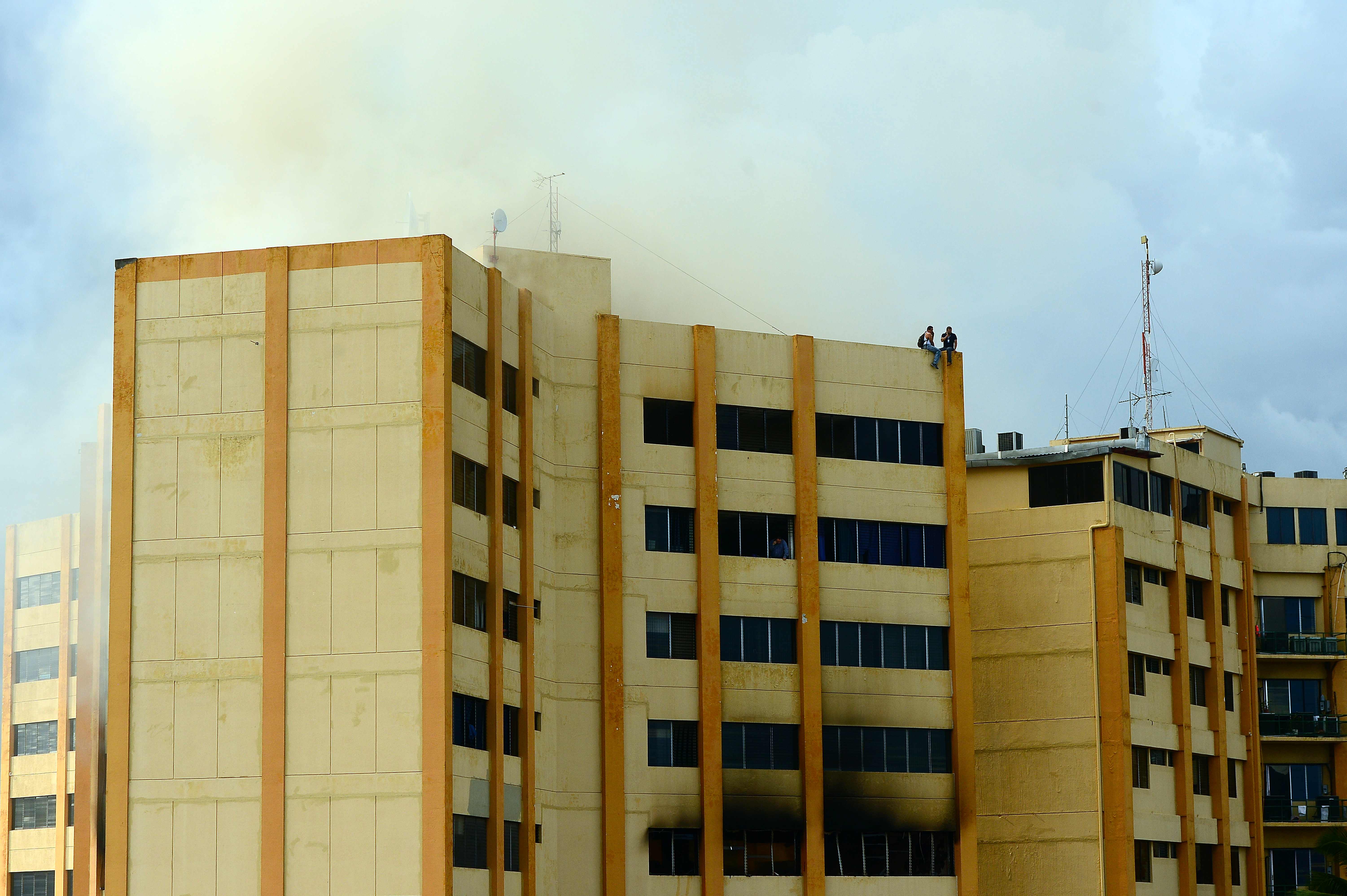 الأدخنة تتصاد من مبنى وزارة المالية بالسلفادور