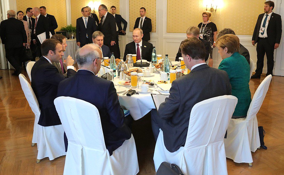 بوتين وإفطار عمل مع ماكرون وميركل