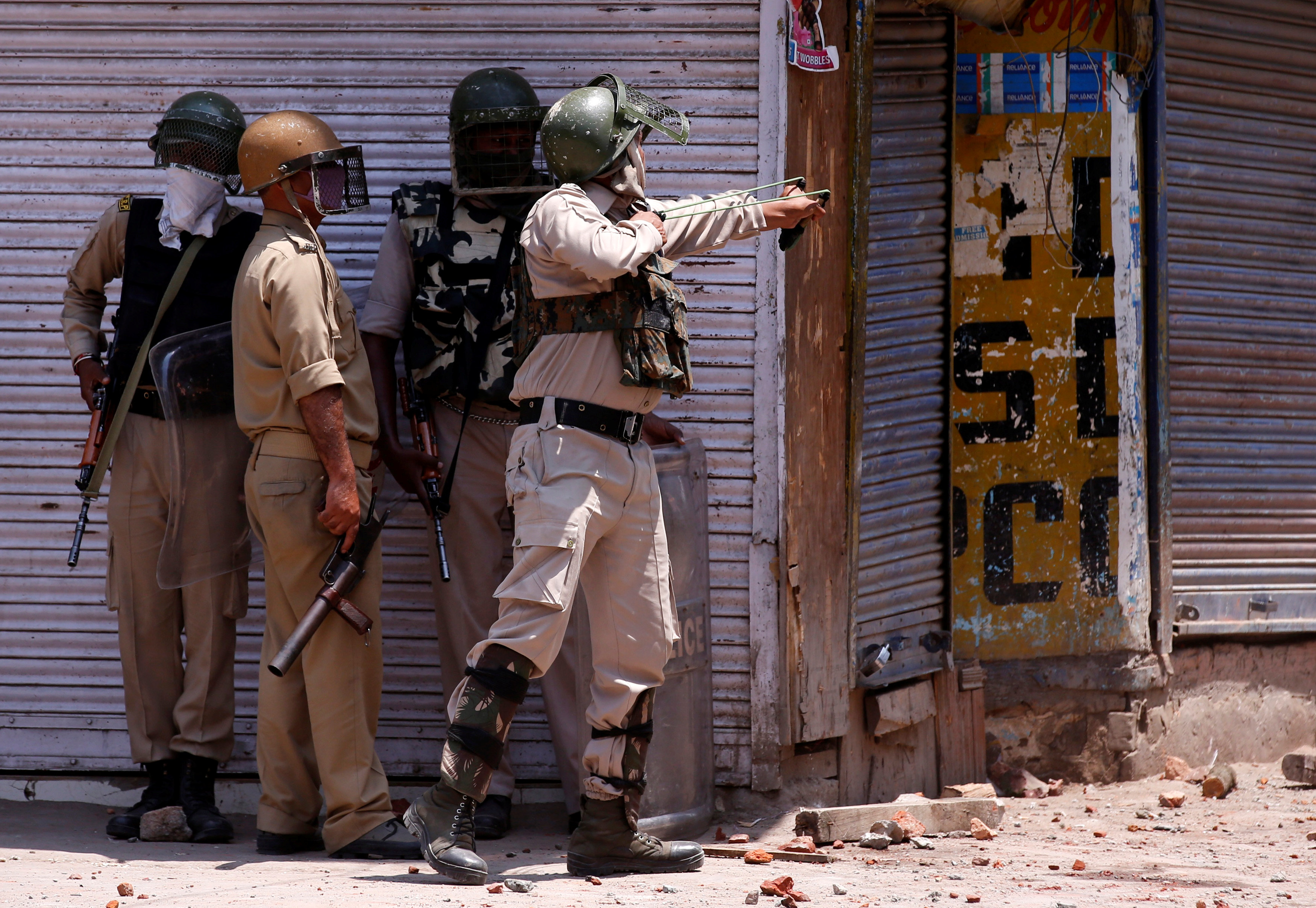 شرطي هندي يطلق الحجارة على المتظاهرين