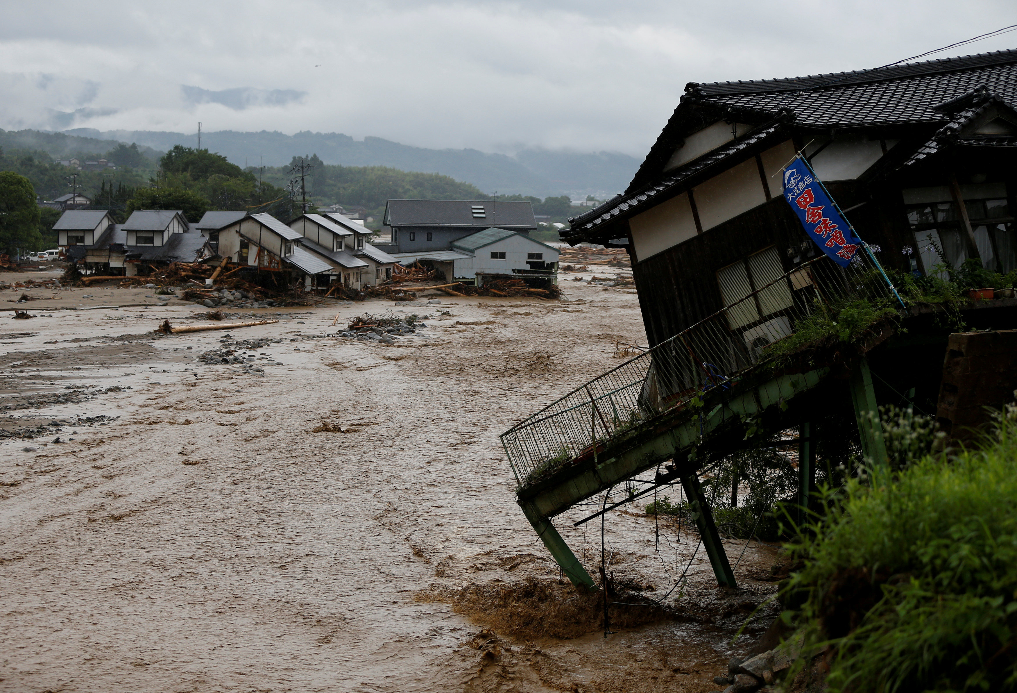 المياه الغزيرة تدمر عدة منازل فى اليابان (1)