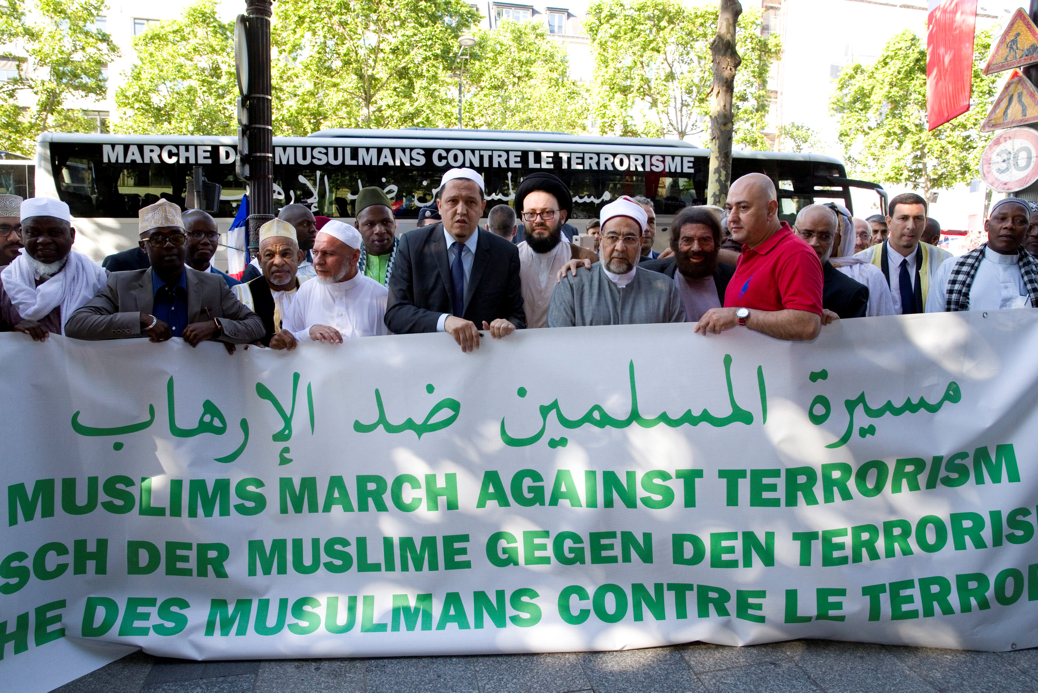 رجال دين يشاركون فى مسيرة ضد الإرهاب فى فرنسا