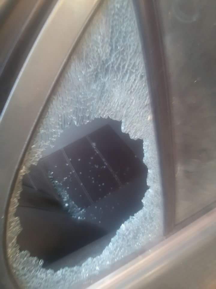 كسر زجاج نافذ سيارة مدير الطوارئ (3)
