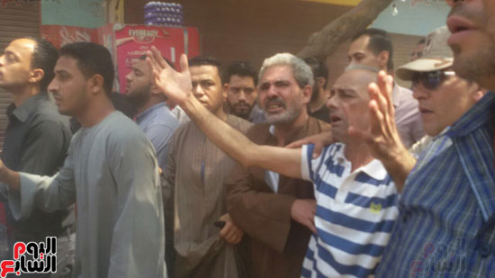 والد الشهيد النقيب محمد صلاح يردد حسبى الله ونعم الوكيل 