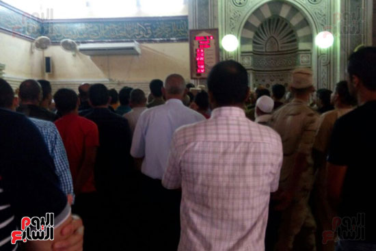 الأهالى فى انتظار الصلاة على جثمان الشهيد النقيب أحمد عمر الشبراوى