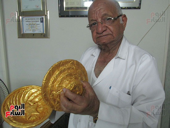 الفنان أحمد طايع يستعرض حلة من الصابون وتم طلاؤها بماء الذهب