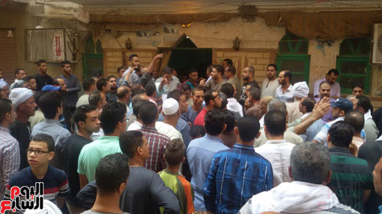 الأهالى ينتظرون خروج جثمان الشهيد النقيب محمد صلاح