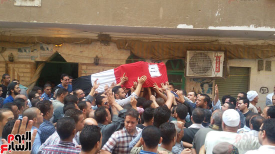 الشهيد النقيب محمد صلاح لحظة خروجه من المسجد 