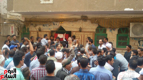 انتظار جثمان الشهيد النقيب محمد صلاح خارج المسجد