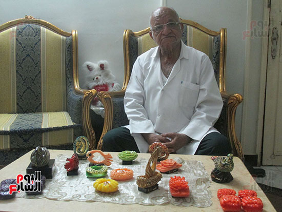 الفنان طايع يجلس أمام مجهوداته مختلفة الألوان