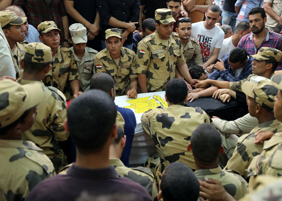 جنود يلتفون حول نعش شهيد القوات المسلحة