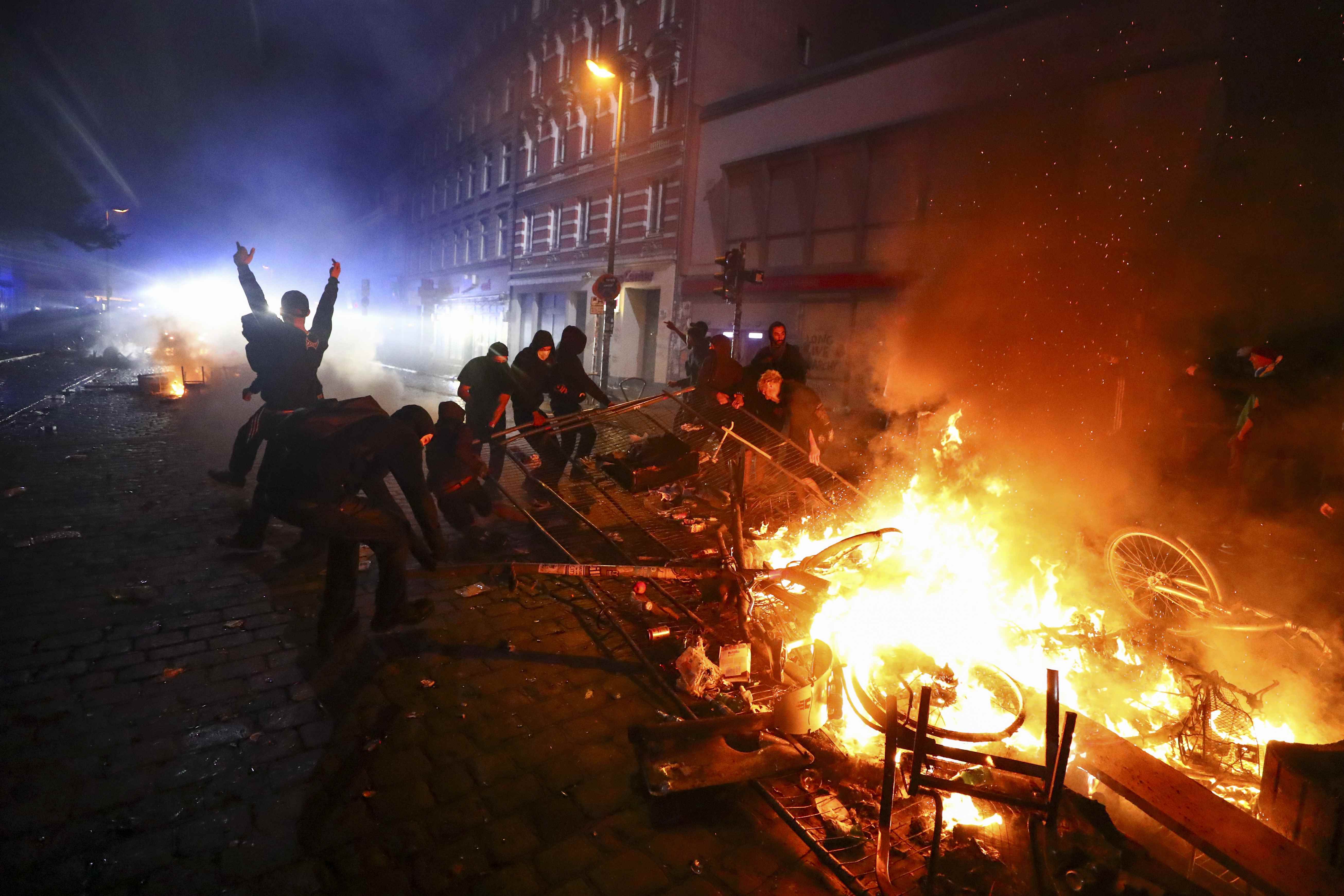 المحتجون يشعلون النيران فى الحواجز