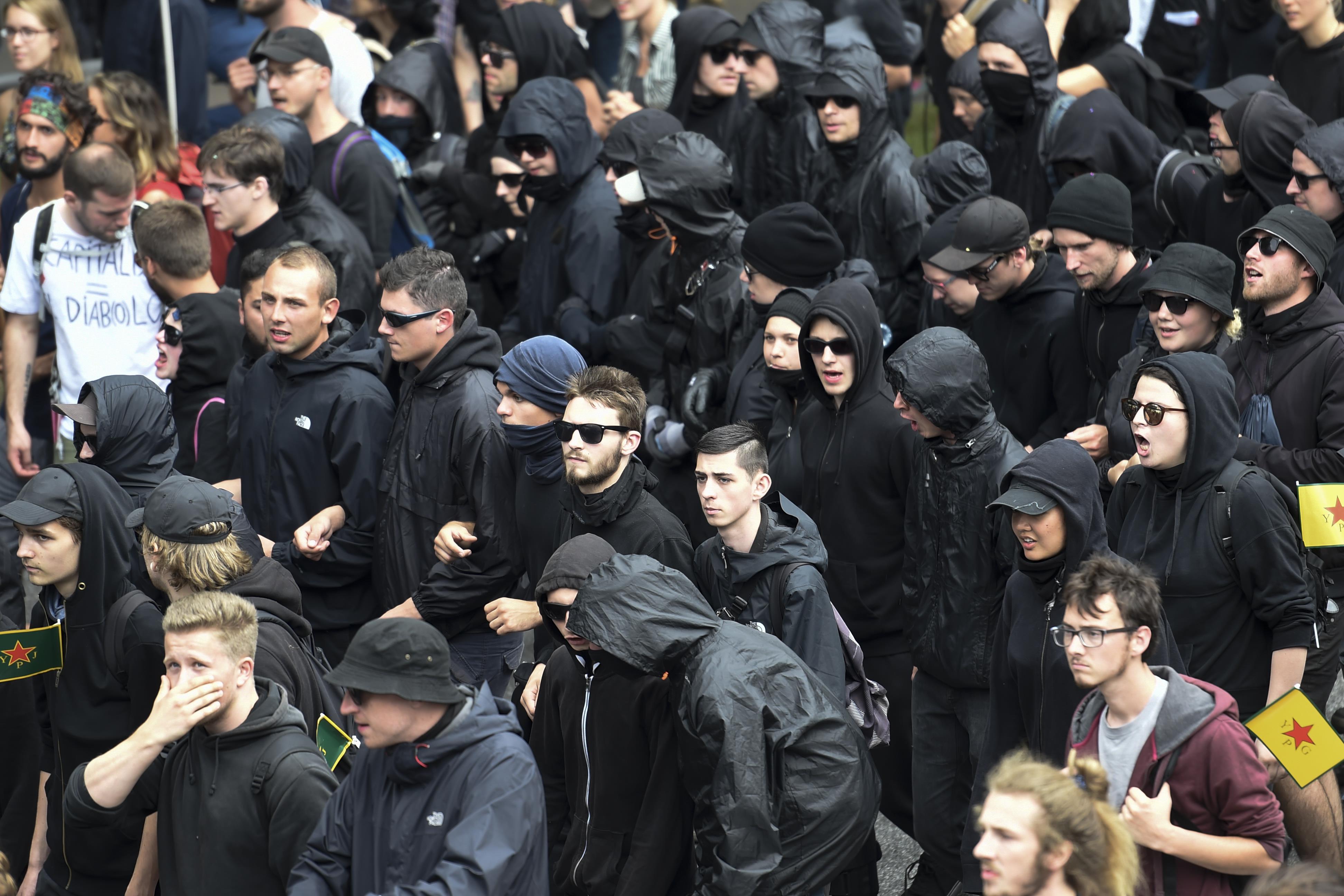 متظاهرون يرتدون ملابس سوداء خلال مسيرة بهامبورج