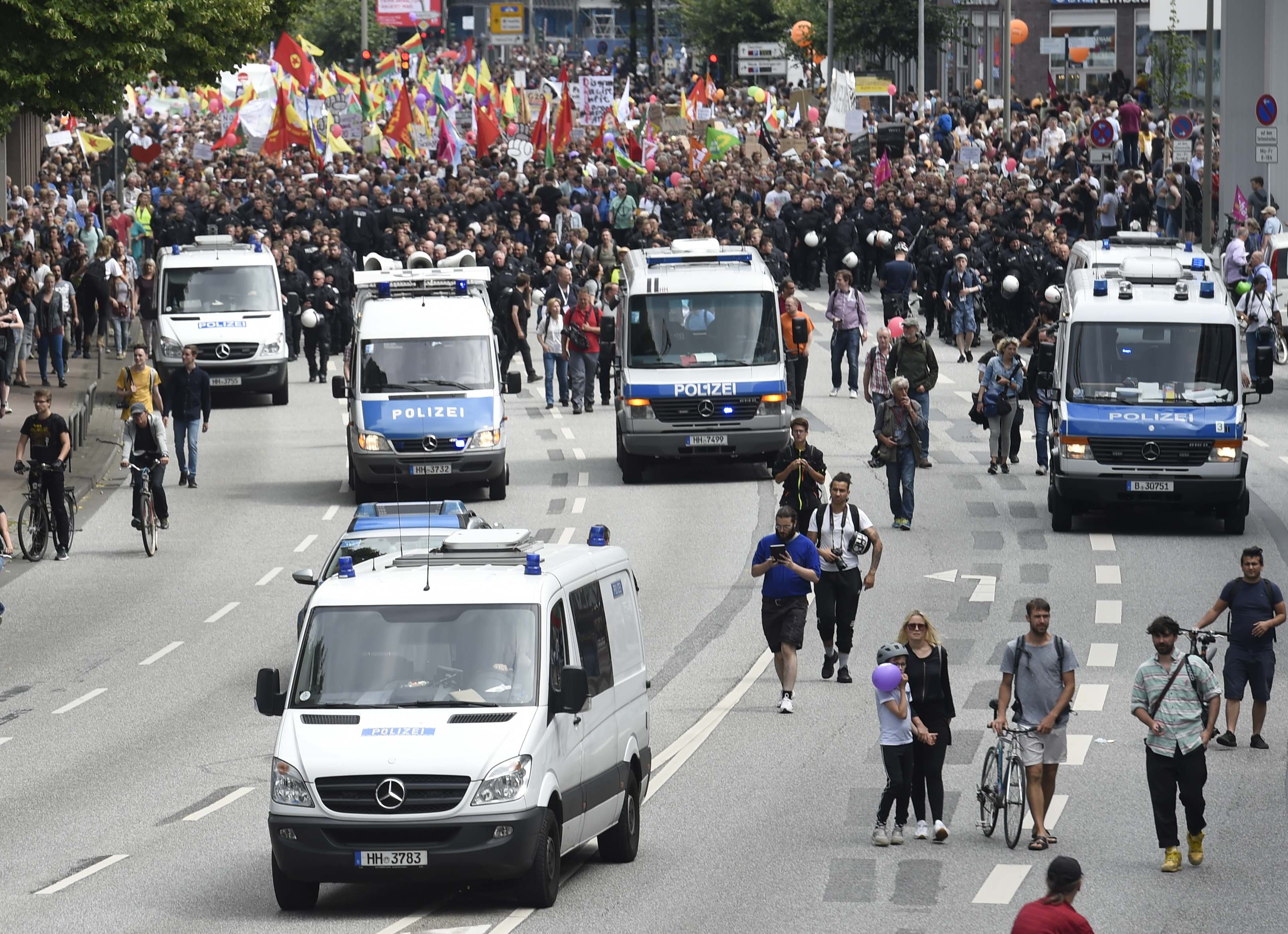 سيارات الشرطة الألمانية تتقدم مسيرة للتنديد بالإرهاب