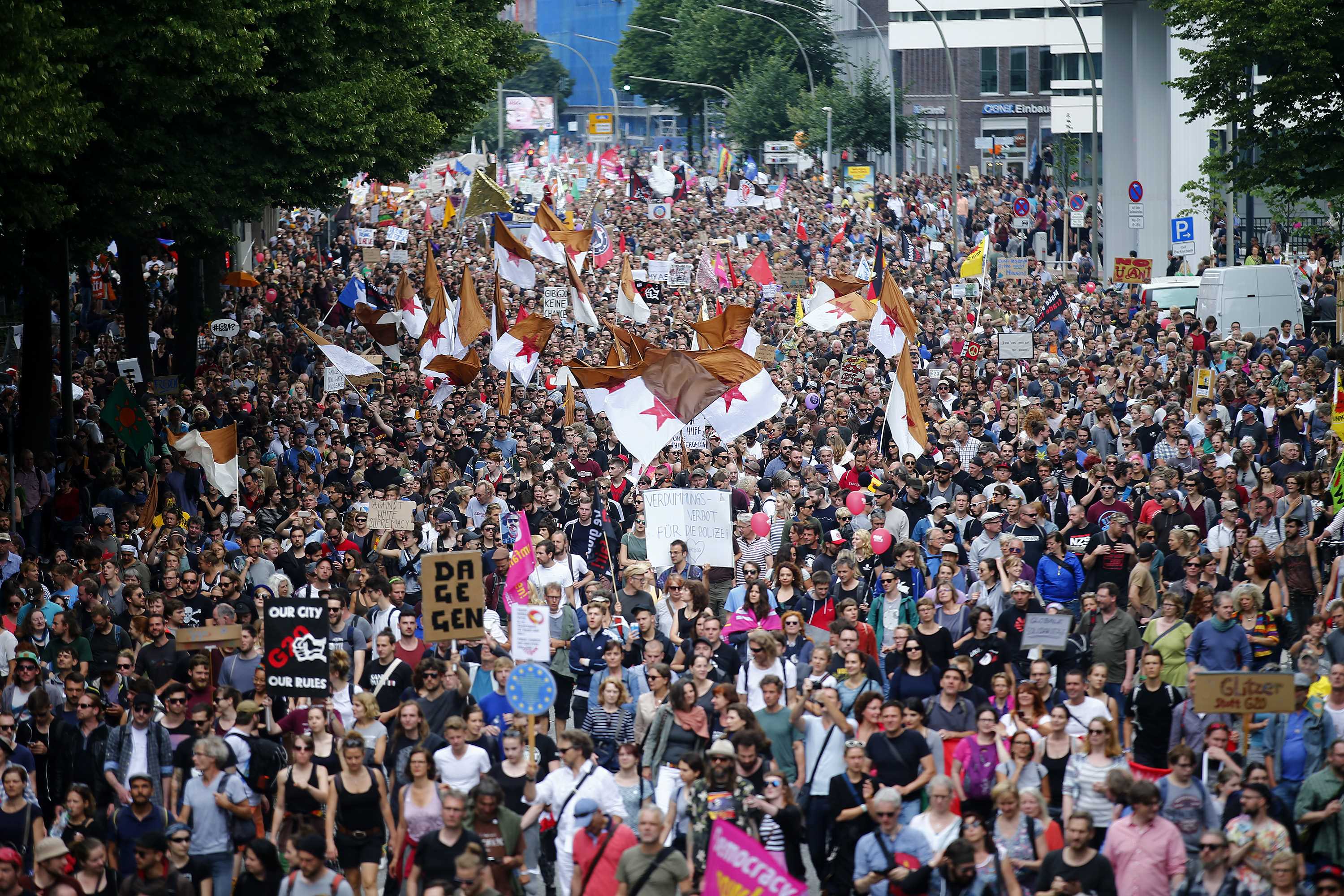 مظاهرات حاشدة للتنديد بالإرهاب أثناء اجتماع قمة العشرين