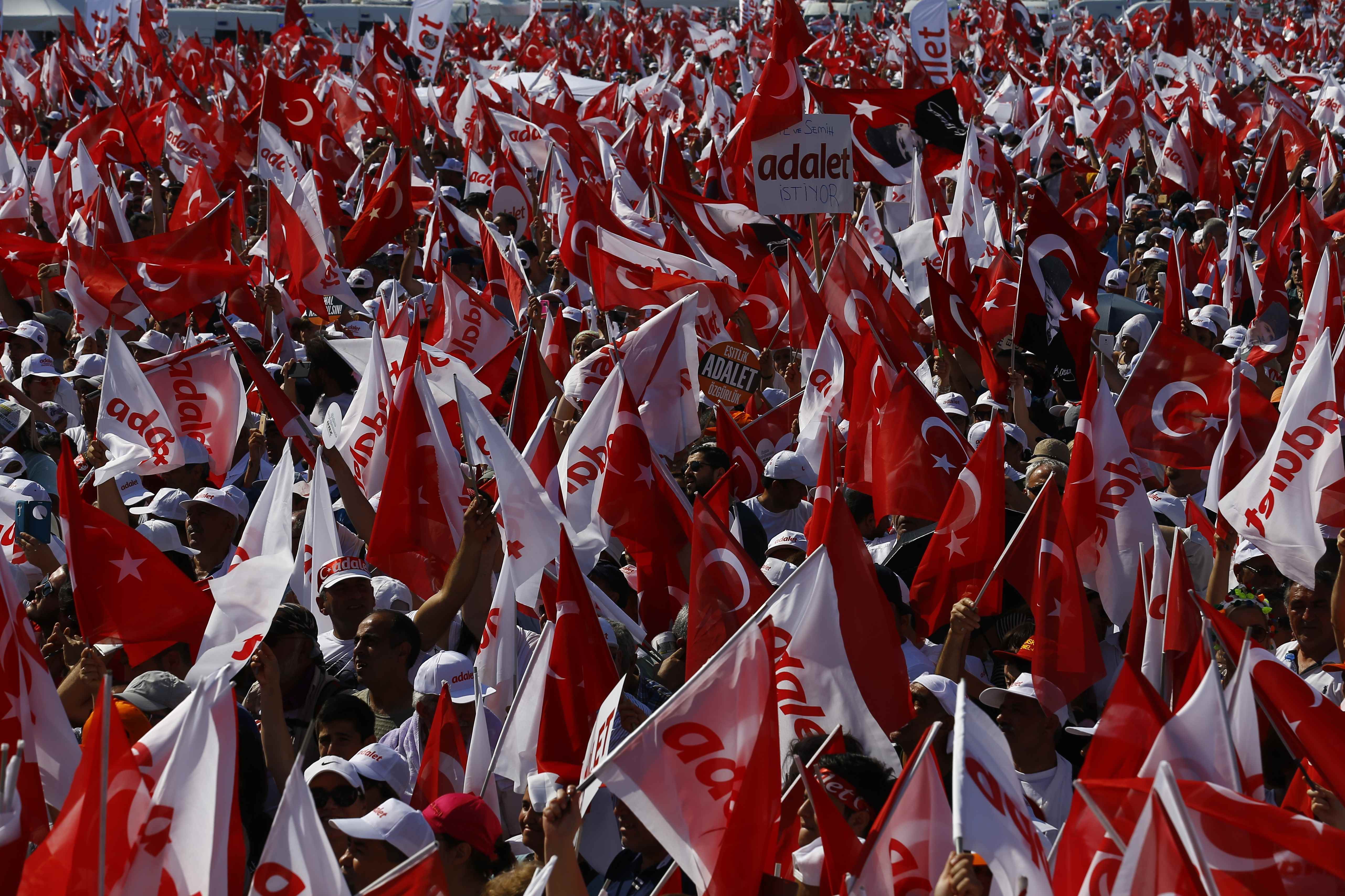 الأعلام التركية ترفرف وسط المظاهرات المعارضة