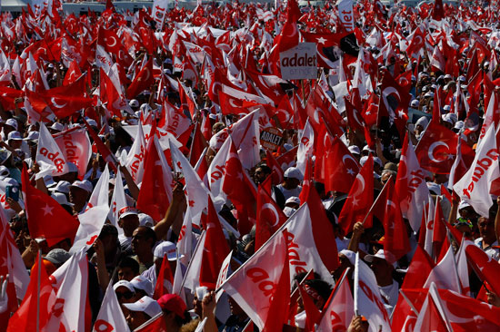 الأعلام-التركية-ترفرف-وسط-المظاهرات-المعارضة