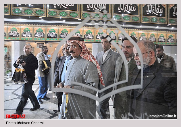 الوزير القطرى خلال زيارة الأماكن الشيعية فى إيران