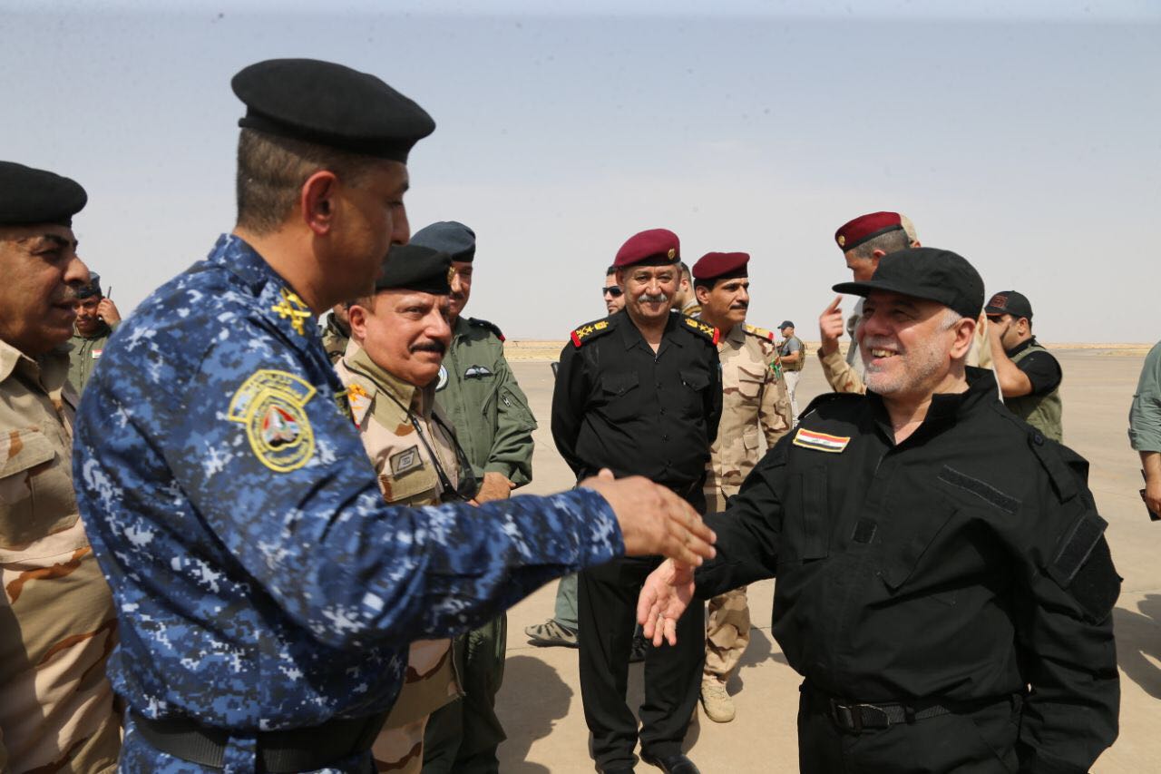العبادى يصافح قيادات الجيش العراقى بالموصل