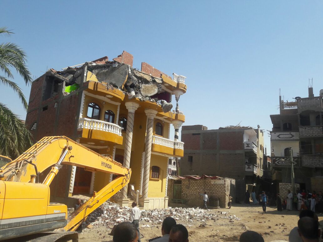 6 لودر يقوم بإزالة أدوار مخالفة بقرية الكرنك بقنا