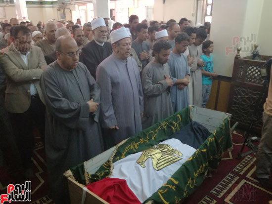 استعدادات قبل الصلاة على جثمان الشهيد طارق محمد إبراهيم