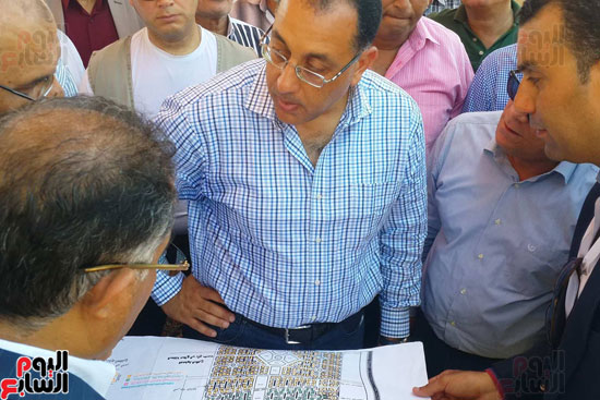 وزير الاسكان ومحافظ بورسعيد خلال وضع حجر الاساس