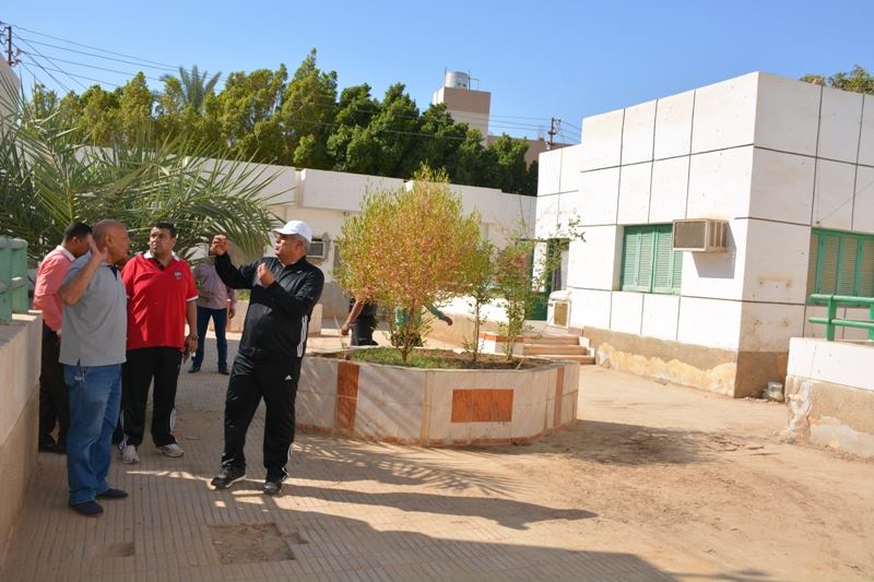 حافظ الوادي الجديد يتفقد تطوير استراحات وزارة السياحة وممشى مدينة الخارجة (4)