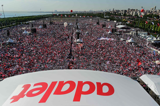 عشرات الآلاف من المعارضين لأردوغان