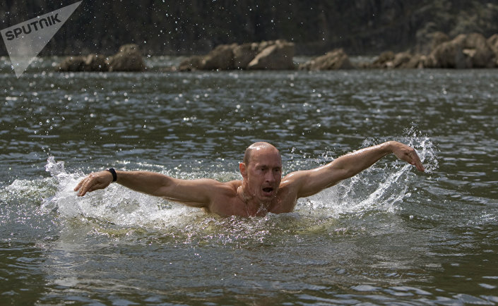 بوتين يسبح فى نهر توفا