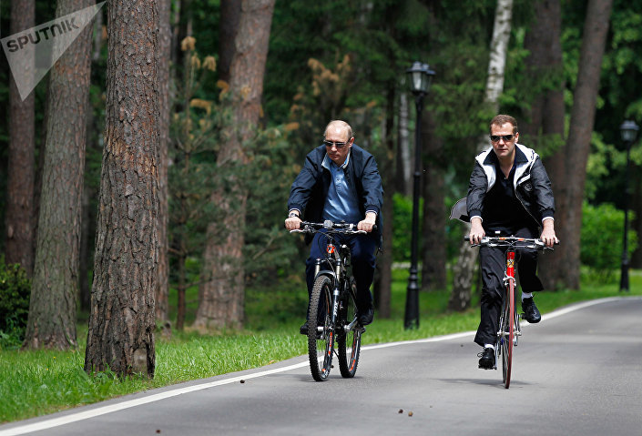 بوتين وميدفيديف على الدراجة الهوائية