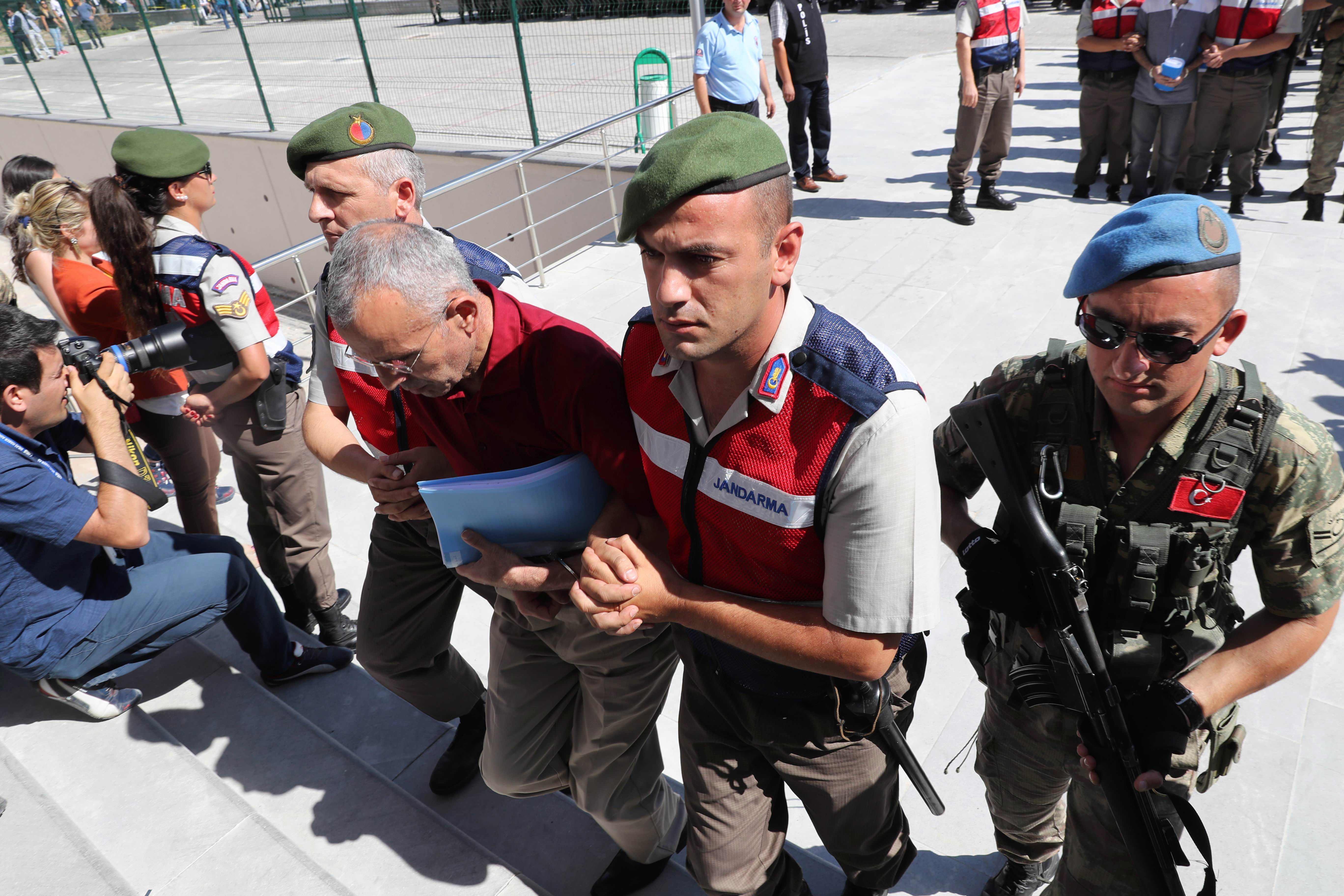 الشرطة تنقل متهم فى قضية تحركات الجيش التركى