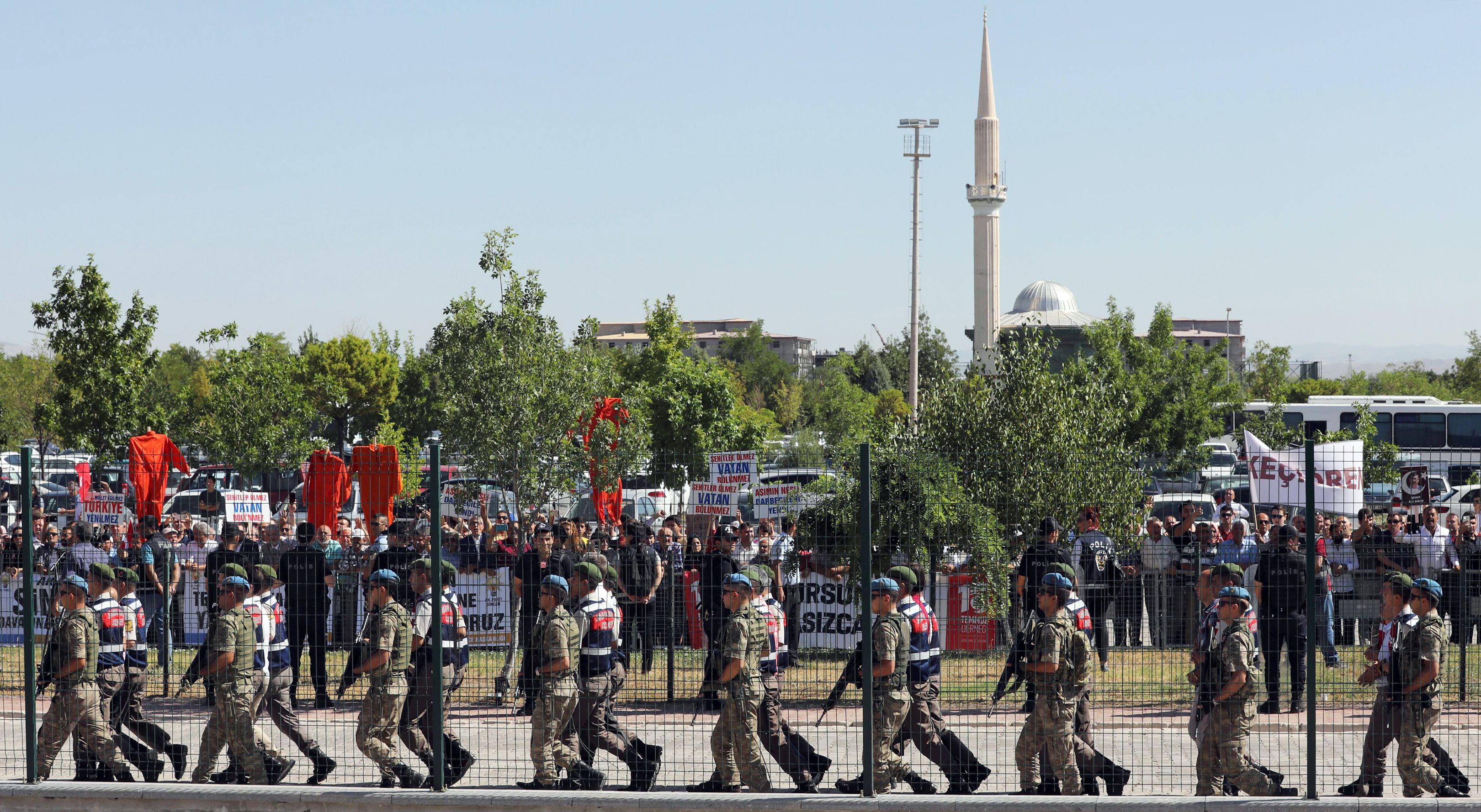 الشرطة تقتاد المتهمين للمحاكمة فى تركيا