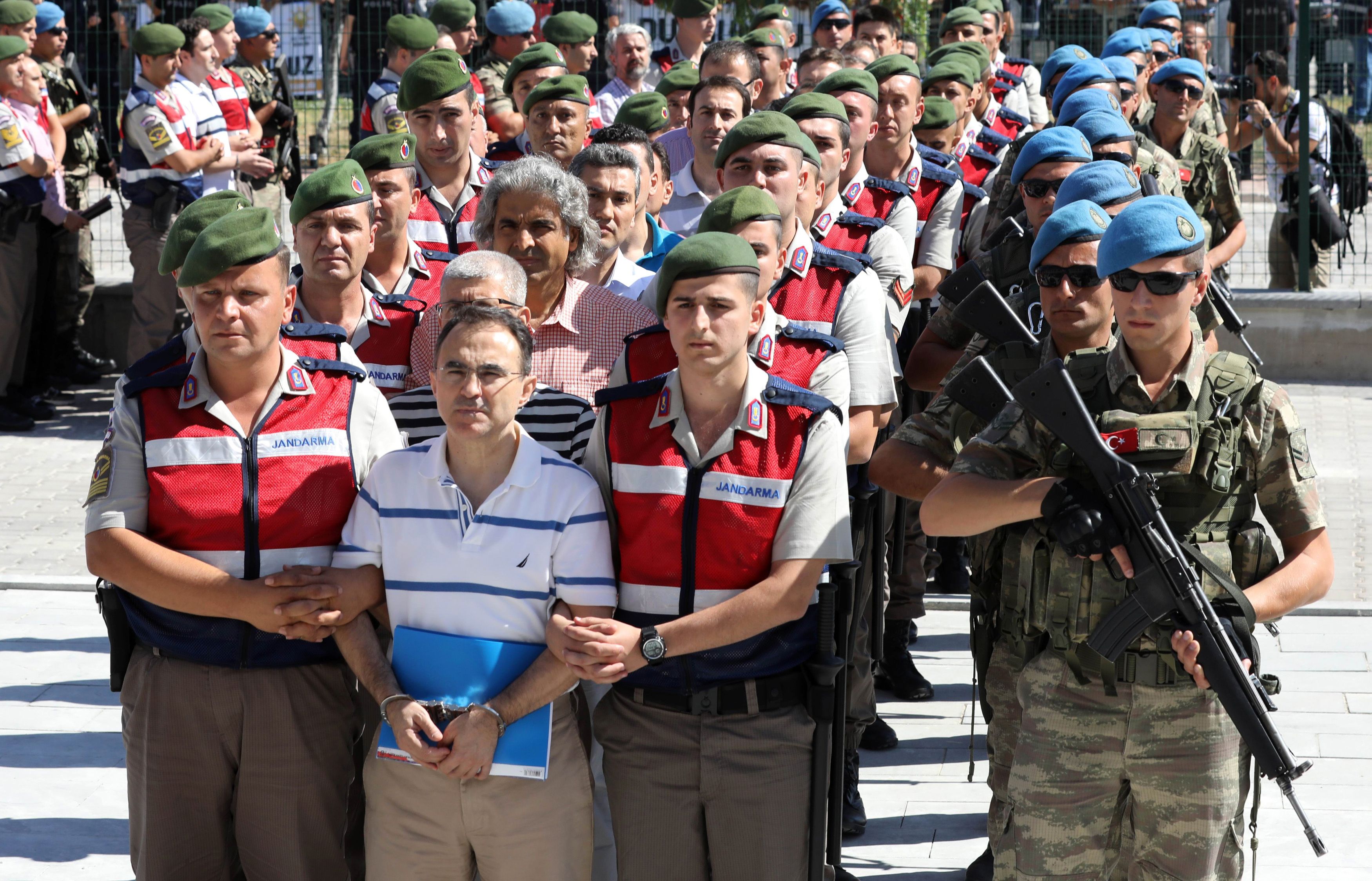 طابور المتهمين فى قضية تحركات الجيش التركى وسط حراسة مشددة