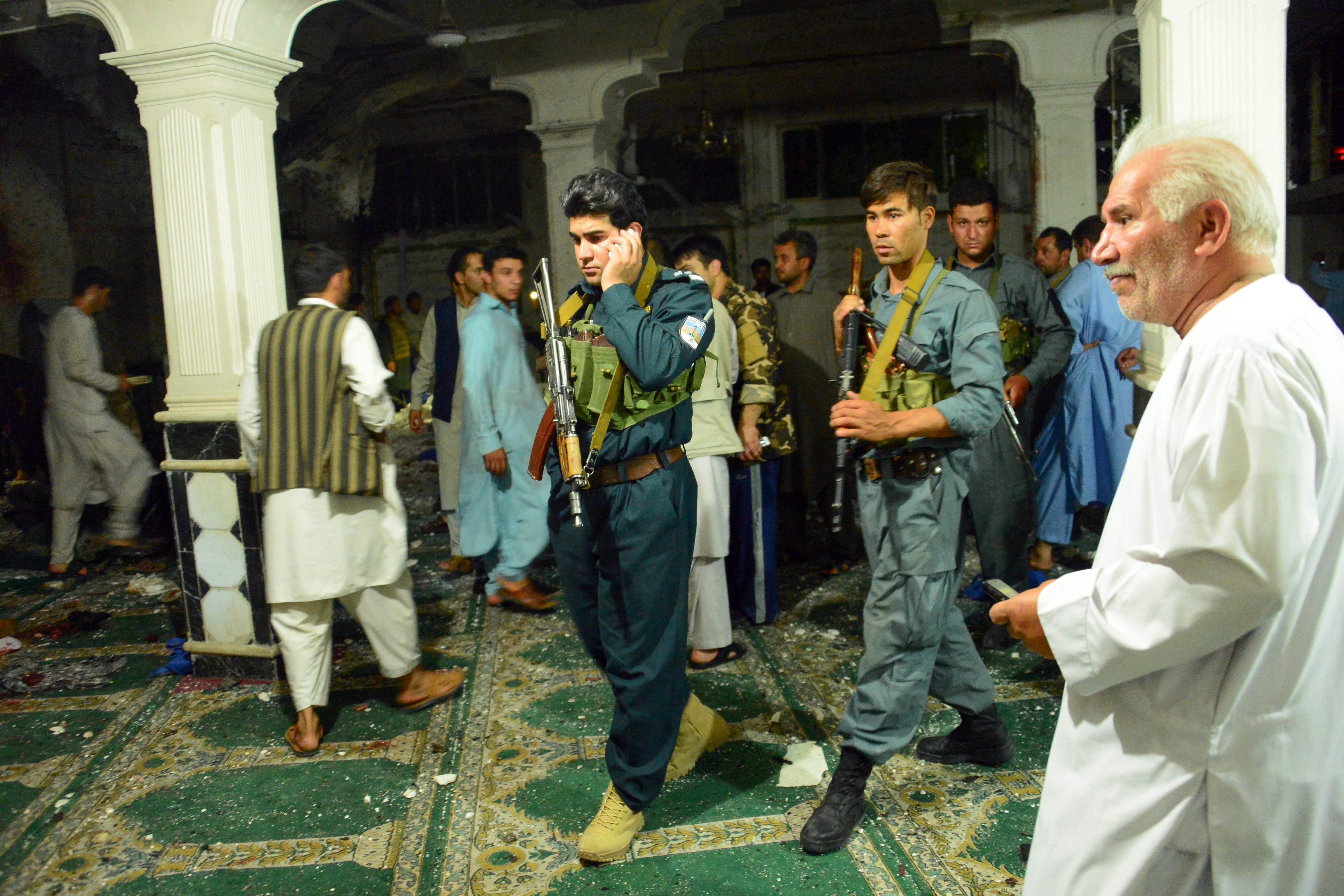 قوات الأمن داخل المسجد بعد التفجير