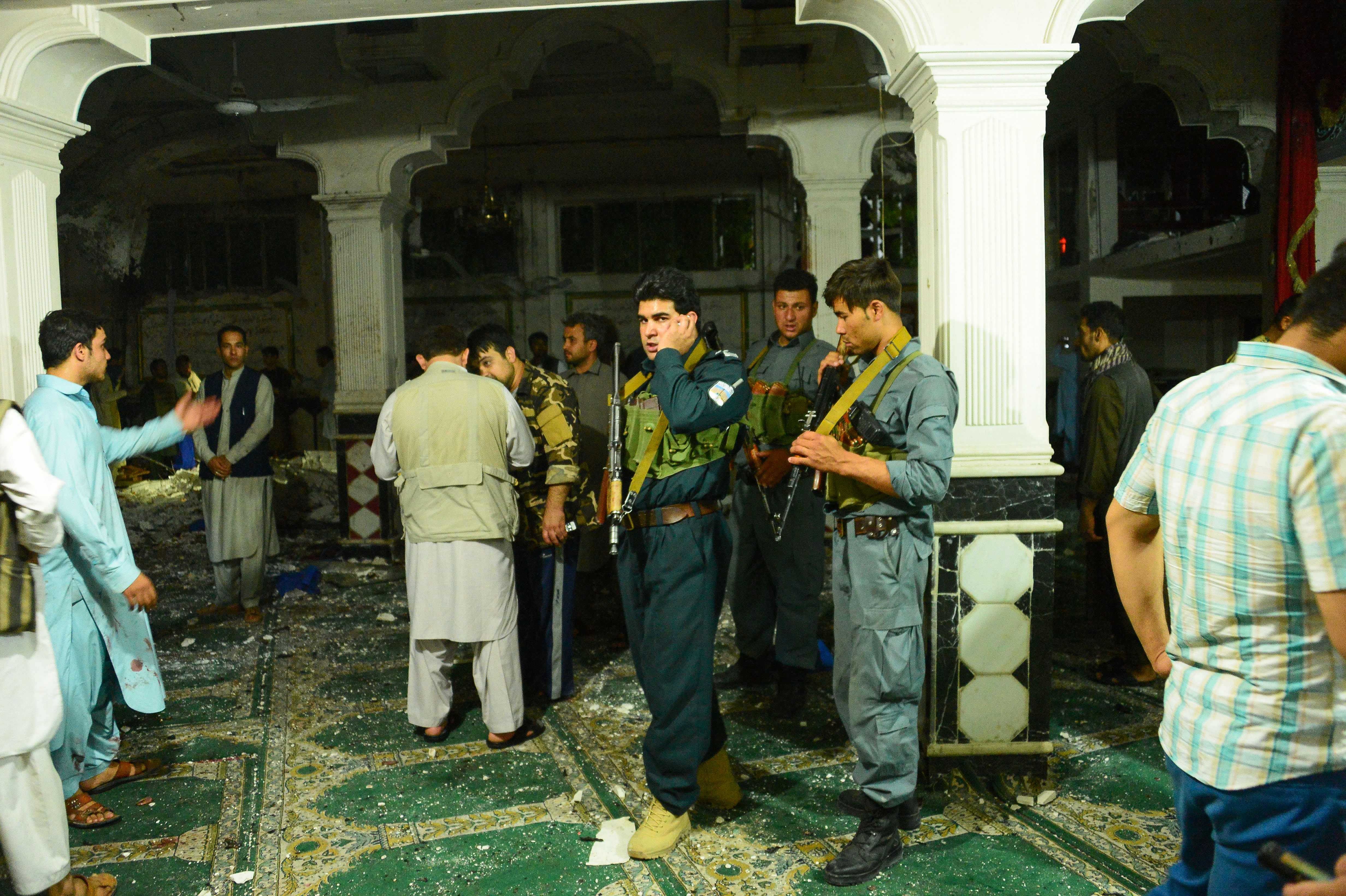 قوات الأمن تعاين تفجير المسجد