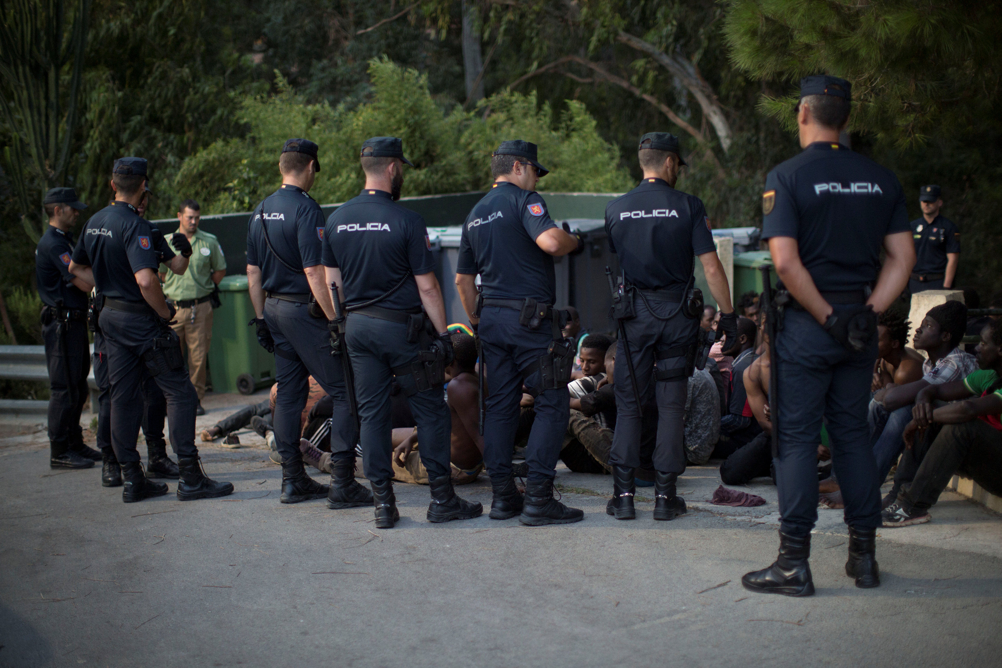 الشرطة الإسبانية تحتجز المهاجرون غير الشرعيين فى جيب سبتة