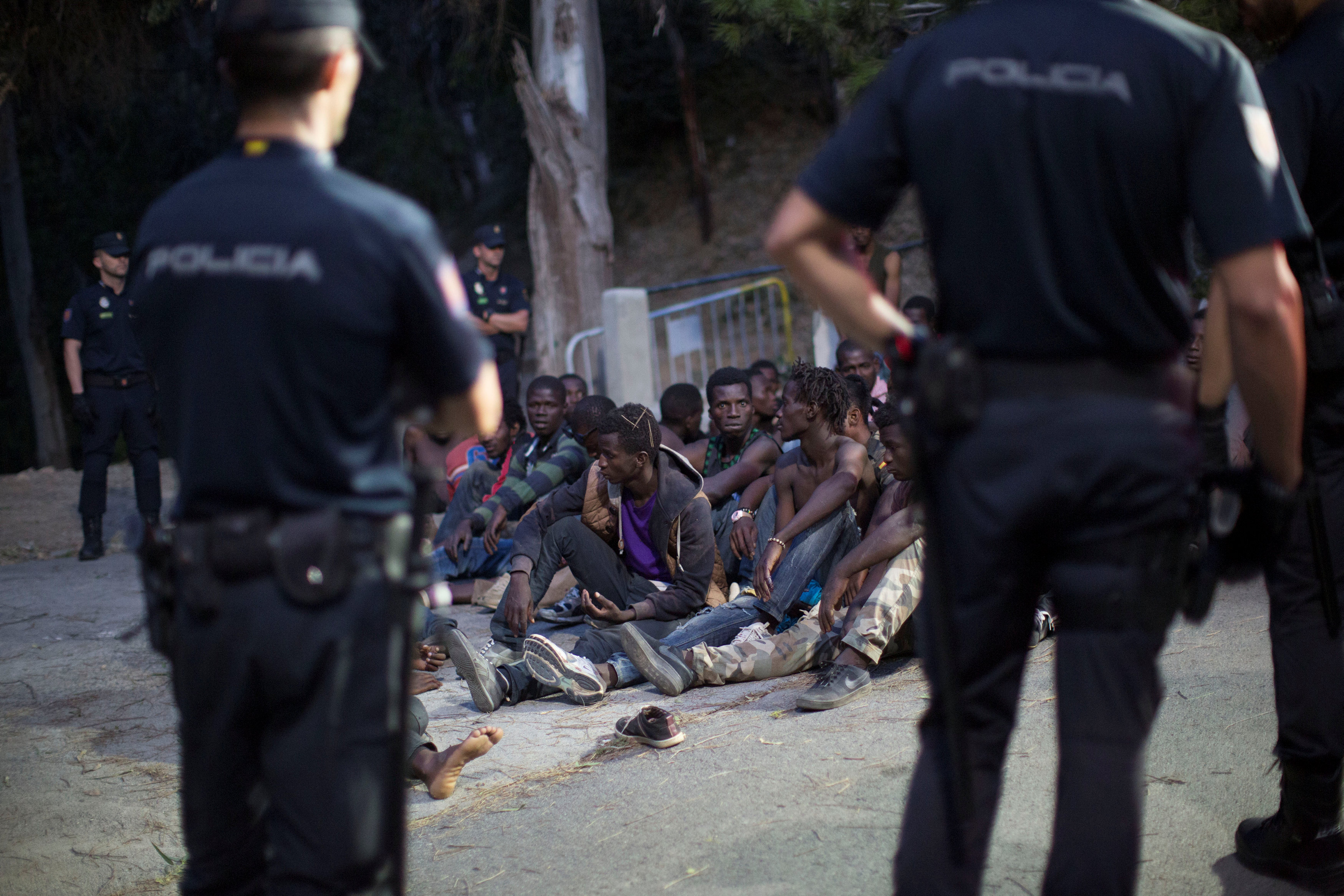 الشرطة الإسبانية تحيط بالمهاجرين غير الشرعيين