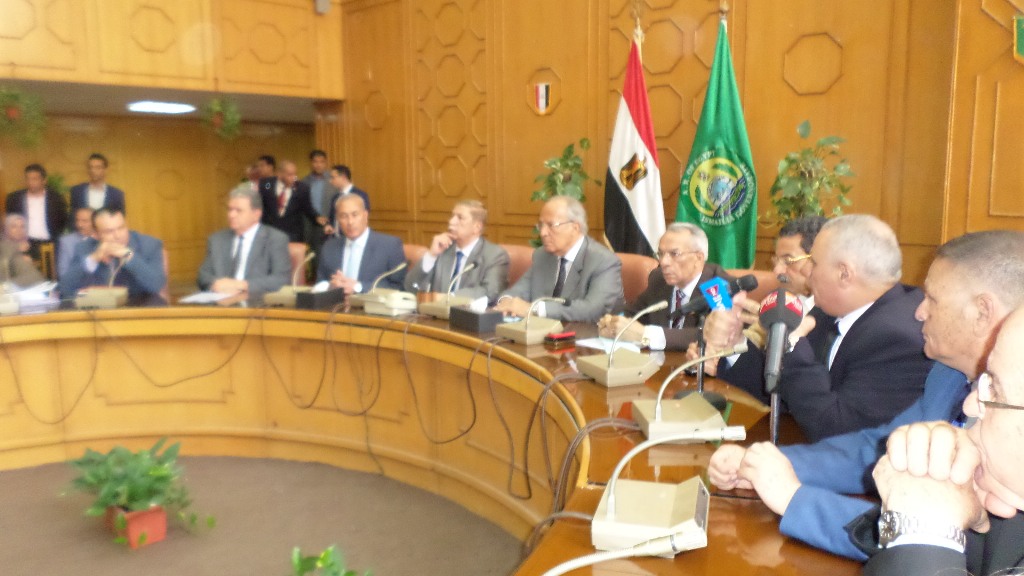 وزير التنمية المحلية يلتقى بمحافظى السويس وشمال سيناء والاسماعيلية (1)