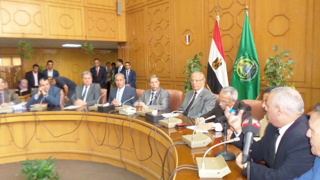 وزير التنمية المحلية يلتقى بمحافظى السويس وشمال سيناء والاسماعيلية (5)