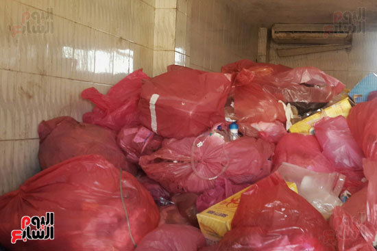 جانب من النفايات الطبية المخزنه فى بورسعيد